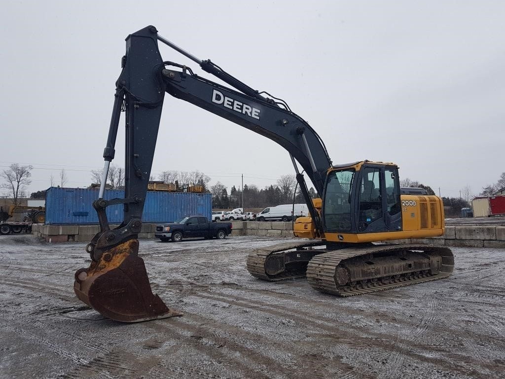2011 John Deere 200D Excavator photo